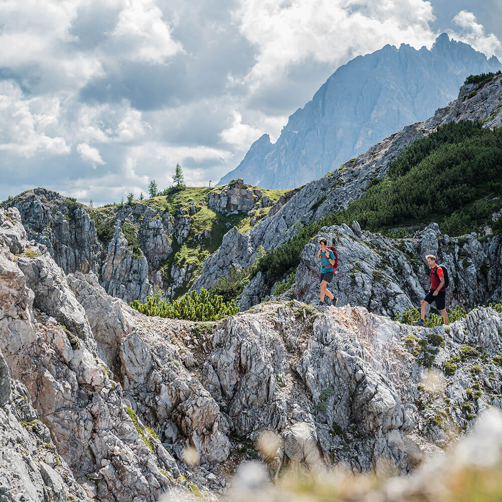 Ein Paar in den Südtiroler Bergen beim Bergsteigen - Zin Park Residence