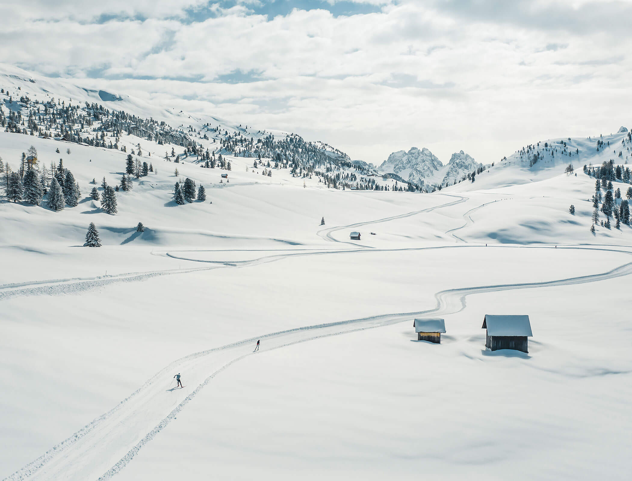 Two cross-country skiers on the trail in the middle of a snowy landscape - Zin Park Residence